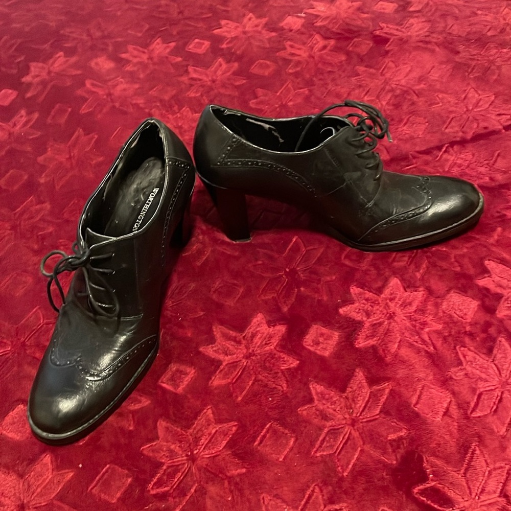 black 3”heels withth 50’s style decal. faux leather